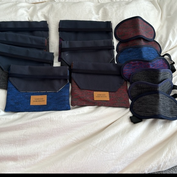 Set of 7 Delta One travel bags with matching eye shades - Picture 3 of 4